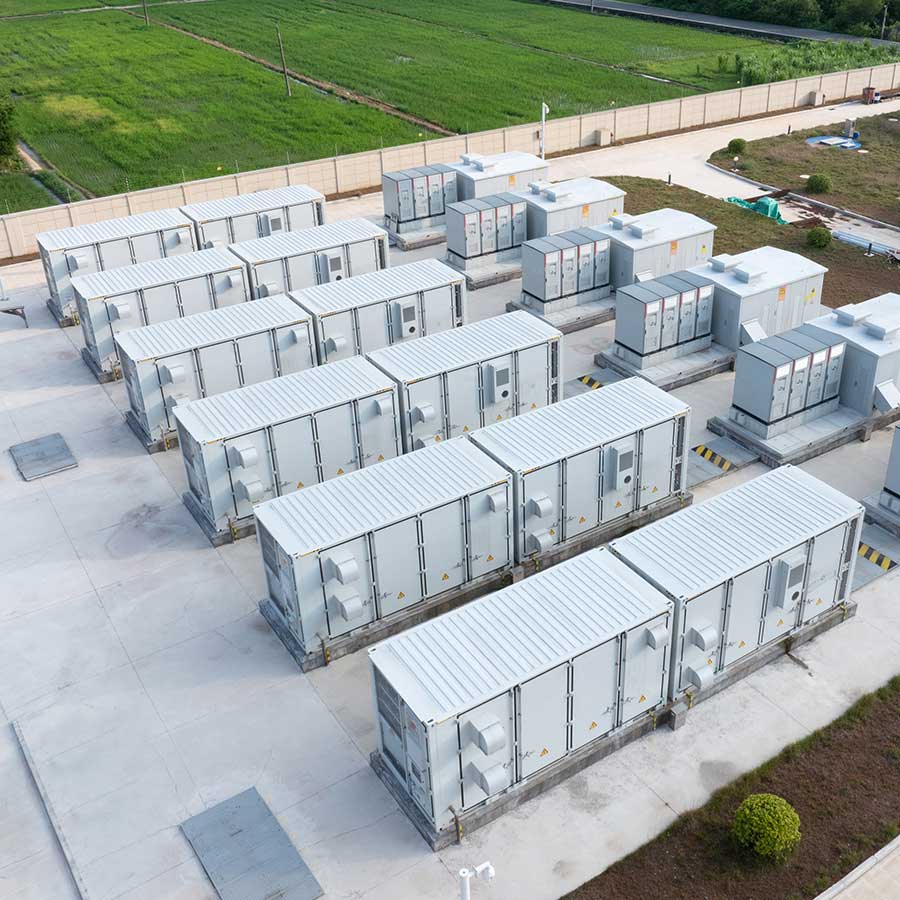 Blick auf einen industriell genutzten Batteriepark