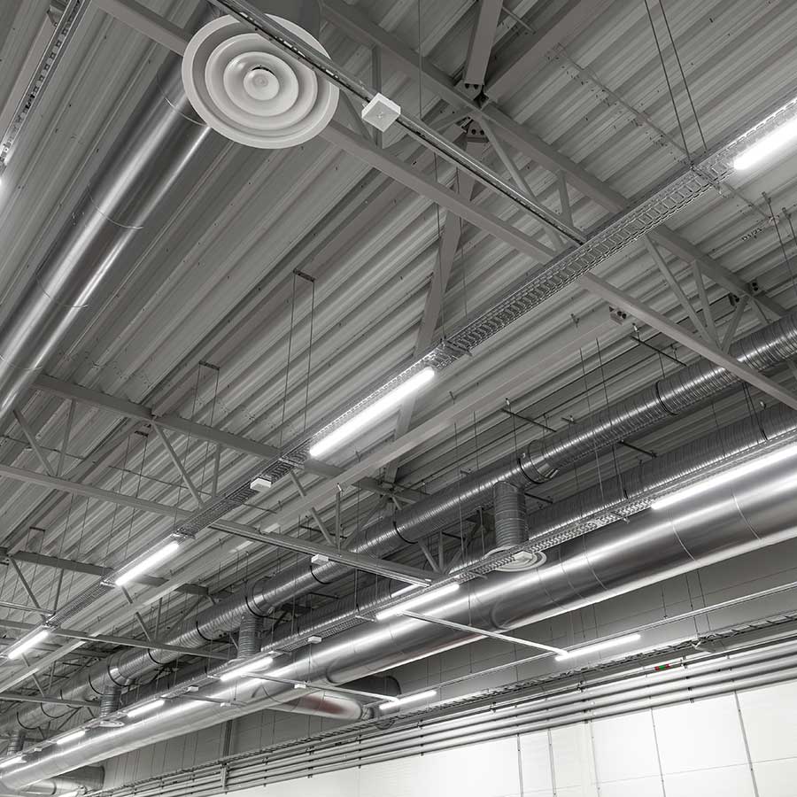Moderne Industriebeleuchtung in einer Fertigungshalle